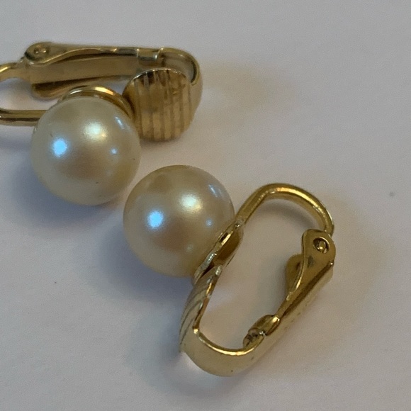 Vintage Hobe Solitaire Faux Pearl Clip On Earrings Gold Tone - Picture 4 of 7